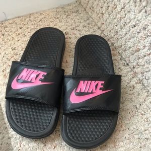 ❌❌SOLD- Girls Nike slides